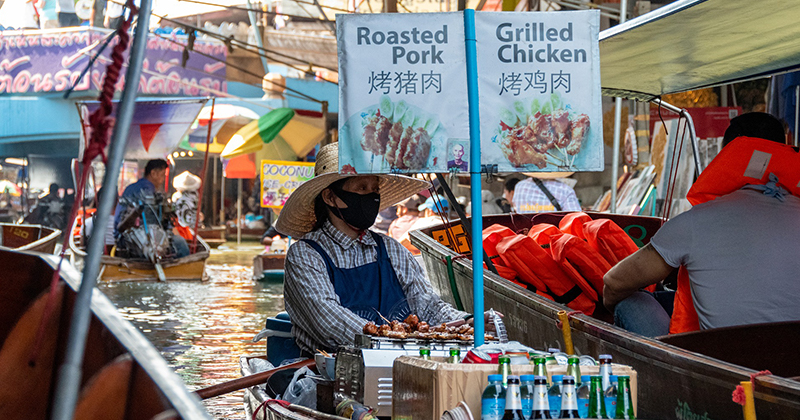 Nao brázku je trhovník na lodi v Damnoen Saduak (Benátky Thajska)