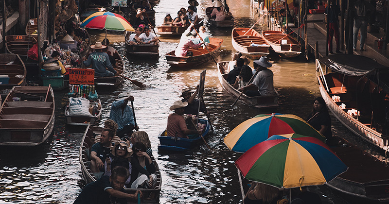 Člny, lode, ktoré sú na obrázku sú typické pre predaj v Thajsku