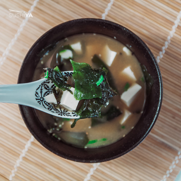 Na obrázku sa nachádza Miso polievka a pohľad zhora na lyžičku