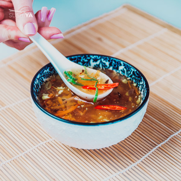 Na obrázku sa nachádza ostro-kyslá polievka servírovaná v miske.