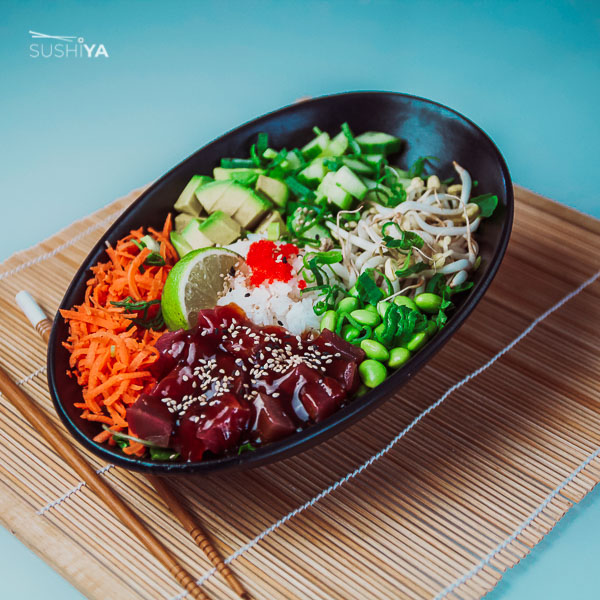 Na obrázku sa nachádza Poke, servírované v miske.