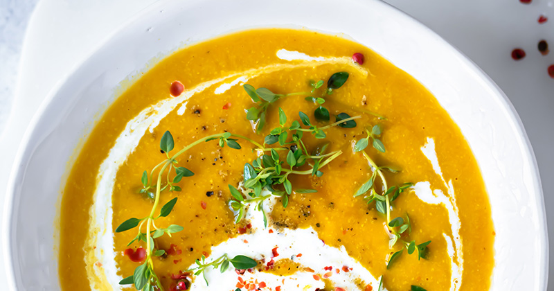 Na obrázku je žlté karí servírované v miske